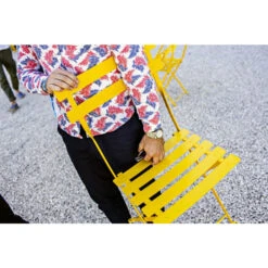 Chaise De Jardin Pliante FERMOB Bistro Métal - Miel -Mobilier De Jardin 010173 chaise de jardin pliante fermob bistro metal miel ambiance 2