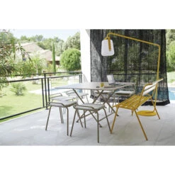 Table De Jardin 8 Personnes FERMOB Cargo 128 X 128 Cm - Muscade 7 Table De Jardin 8 Personnes FERMOB Cargo 128 X 128 Cm - Muscade -Mobilier De Jardin 024114 table jardin fermob cargo 128 128 cm muscade ambiance 2