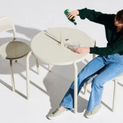 Table De Jardin 2 Personnes Fatboy Toní Bistreau - Desert -Mobilier De Jardin 103816 table jardin fatboy toni bistreau desert utilisation 1