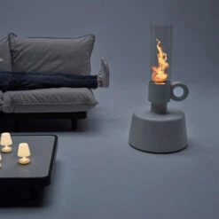 Lampe Fatboy Flamtastique - Anthracite 14 Lampe Fatboy Flamtastique - Anthracite -Mobilier De Jardin 104683 lampe huile fatboy flamtastique anthracite personne ambiance