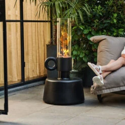 Lampe Fatboy Flamtastique - Anthracite 19 Lampe Fatboy Flamtastique - Anthracite -Mobilier De Jardin 104683 lampe huile fatboy flamtastique anthracite personne ambiance 3