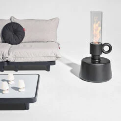 Lampe Fatboy Flamtastique - Anthracite 20 Lampe Fatboy Flamtastique - Anthracite -Mobilier De Jardin 104683 lampe huile fatboy flamtastique anthracite personne ambiance 4